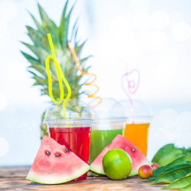 Taze sağlıklı meyve suları, meyve, ananas, karpuz deniz arka plan üzerinde. Summer, dinlenme, sağlıklı yaşam tarzı kopya alanı