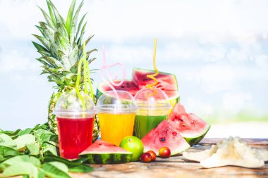 Parlak taze sağlıklı meyve suları, meyve, ananas, karpuz deniz arka plan üzerinde. Summer, dinlenme, sağlıklı yaşam tarzı kopya alanı