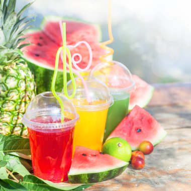 Yakın çekim parlak taze sağlıklı meyve suları, meyve, ananas, karpuz ahşap arka plan yaz, dinlenme, sağlıklı yaşam tarzı