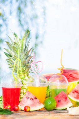 Parlak taze sağlıklı meyve suları, meyve, ananas, karpuz deniz arka plan üzerinde. Summer, dinlenme, sağlıklı yaşam tarzı kopya alanı