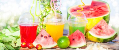 Parlak taze sağlıklı meyve suları, meyve, ananas, karpuz. deniz arka plan üzerinde güneş gözlüğü yoga mat. Yaz, dinlenme, sağlıklı yaşam yakın çekim