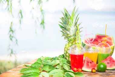 Taze sağlıklı meyve suları, meyve, ananas, karpuz deniz arka plan üzerinde. Summer, dinlenme, sağlıklı yaşam tarzı kopya alanı
