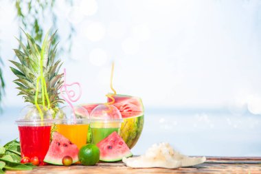 Parlak taze sağlıklı meyve suları, meyve, ananas, karpuz deniz arka plan üzerinde. Summer, dinlenme, sağlıklı yaşam tarzı kopya alanı