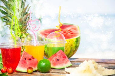 Parlak taze sağlıklı meyve suları, meyve, ananas, karpuz deniz arka plan üzerinde. Summer, dinlenme, sağlıklı yaşam tarzı kopya alanı