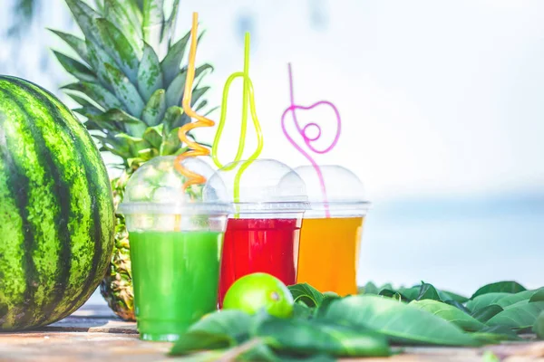 Parlak taze sağlıklı meyve suları, meyve, ananas, karpuz deniz arka plan üzerinde. Summer, dinlenme, sağlıklı yaşam tarzı kopya alanı