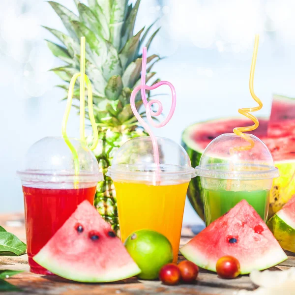 Parlak taze sağlıklı meyve suları, meyve, ananas, karpuz deniz arka plan üzerinde. Yaz, dinlenme, sağlıklı yaşam yakın çekim