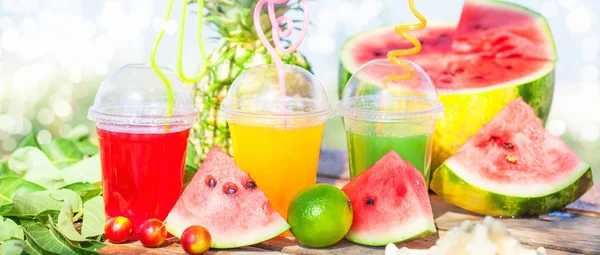 Parlak taze sağlıklı meyve suları, meyve, ananas, karpuz. deniz arka plan üzerinde güneş gözlüğü yoga mat. Yaz, dinlenme, sağlıklı yaşam yakın çekim