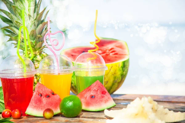 Parlak taze sağlıklı meyve suları, meyve, ananas, karpuz deniz arka plan üzerinde. Summer, dinlenme, sağlıklı yaşam tarzı kopya alanı