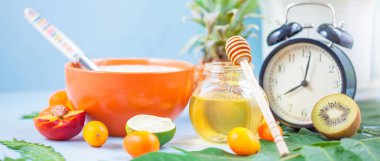 Yararlı sabah kahvaltı, müsli, meyve şeftali kireç ananas bal fincan kahve ve bir mavi arka plan afiş bir çalar saat