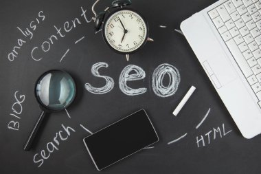 SEO arama motoru optimizasyonu kavramı Büyüteç Camı'nı, saat, siyah bir arka plan ile bir yazıt Seo Closeup smartphone