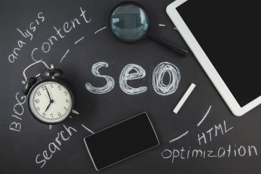 SEO arama motoru optimizasyonu kavramı Büyüteç Camı'nı, saat, siyah bir arka plan ile bir yazıt Seo Closeup smartphone