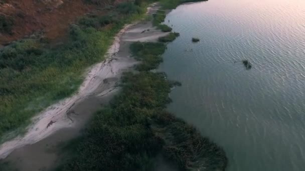 Aerial video from the drone of the sea shore with a cliff in the evening at sunset Video HD — Stock Footage Aerial Video Drone Sea Shore Cliff Evening Sunset Video Stock Footage