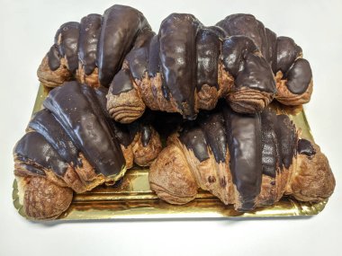 Çikolatalı kruvasan (tipik Fransız ekmek)