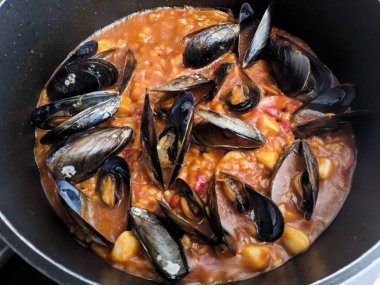 Geleneksel İspanyol paella 'sı.