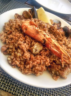 Geleneksel İspanyol paella 'sı.