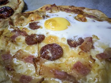 Pastırma ve yumurta ile geleneksel İtalyan pizza