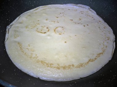 Bir plaka üzerinde ince krep