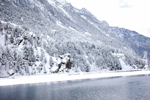 Kışın kar manzarası