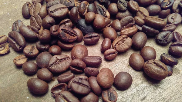 Koffiebonen Houten Achtergrond Close — Stockfoto
