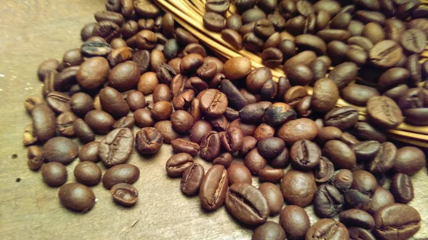 Kávébab Jön Egy Fonott Kosár Fából Készült Felületen — Stock Fotó