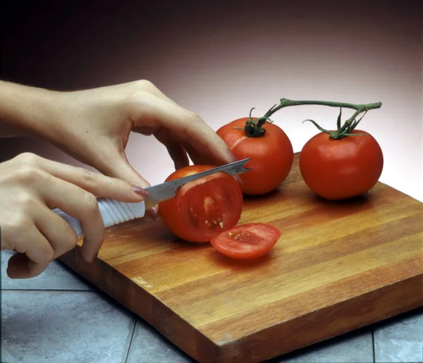 Model Rąk Plastry Pomidory Drewniana Deska Krojenia Zbliżenie Zdjęcie Stockowe