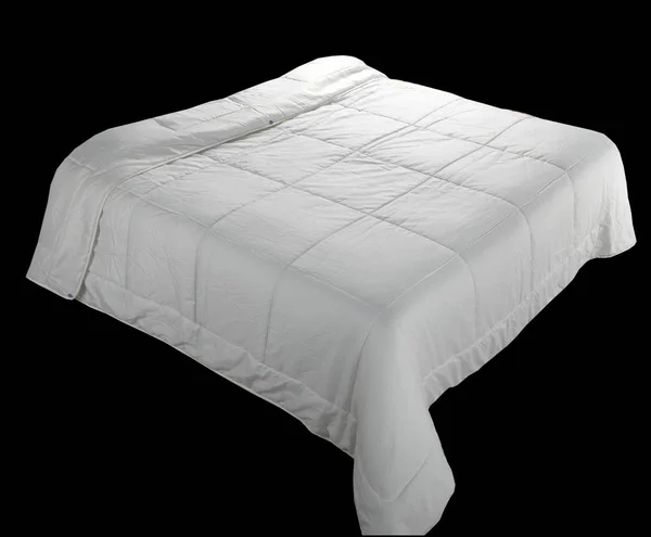 Λευκό Πάπλωμα Που Προβλέπονται Ένα Σχήμα Διπλό Κρεβάτι Απομονωμένα Μαύρο — Φωτογραφία Αρχείου
