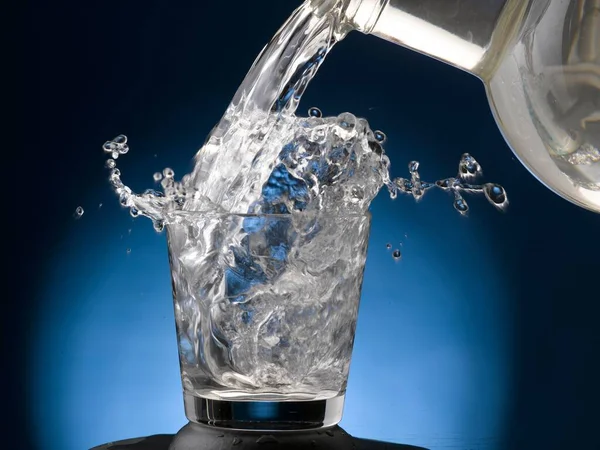 Víz Fröccsent Üvegből Levegőbe — Stock Fotó