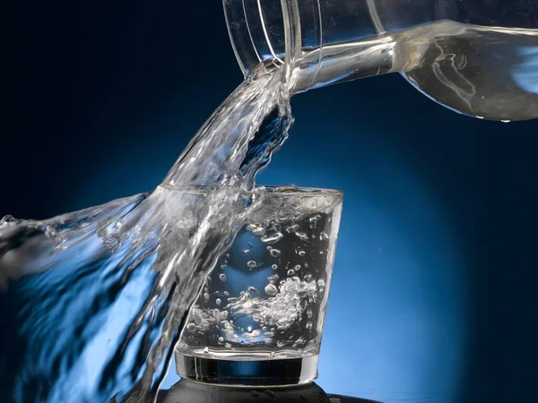 Víz Fröccsent Üvegből Vadul — Stock Fotó