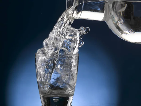 Víz Fröccsen Üvegből Levegőbe Közelkép — Stock Fotó
