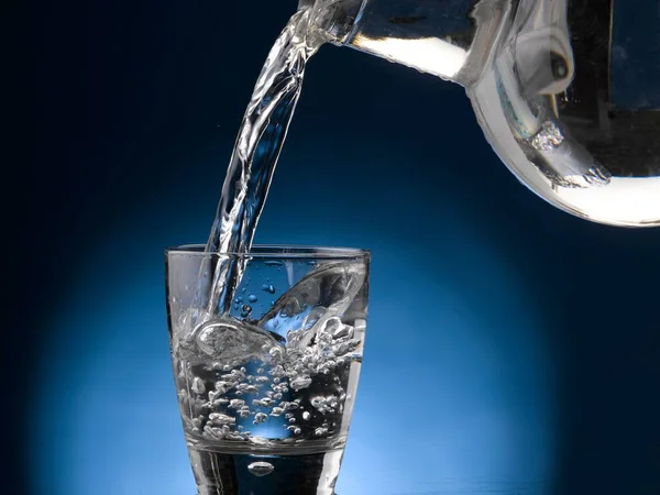 Pouring Warer Makes Bubbles Tumbler Glass Close — Stock Photo, Image