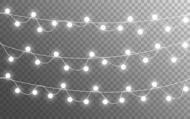 Şeffaf arka planda izole edilmiş Noel ışıkları. Parlayan gümüş bir çelenk. Parlak ampuller dekorasyonu. Parlayan neşeli elementler. Pankart, poster ya da ağ için gerçekçi lambalar. Vektör illüstrasyonu.