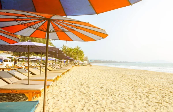 Borrosa Fila Tumbonas Sombrillas Colores Playa Arena Tropical Con Luz — Foto de Stock