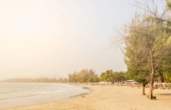 Niewyraźne Tropikalny Piaszczystej Plaży Drzew Leżaki Obraz Abstrakcja Filtrowane Efekt — Zdjęcie stockowe