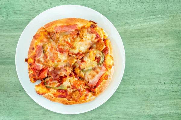 Pizza Boczek Pomidor Papryka Ser Zielony Stół Drewniany Widok Góry — Zdjęcie stockowe