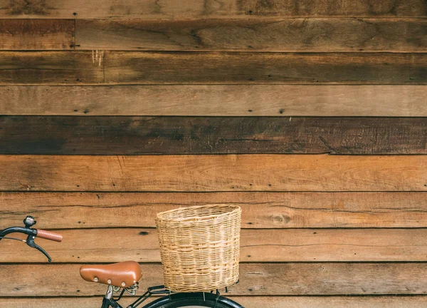 自行车的一部分 篮子在旧木房子的墙壁上 — 图库照片