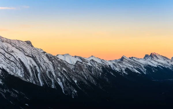 在加拿大阿尔伯塔省班夫国家公园 令人惊叹的日落场景覆盖着加拿大落基山脉 从班夫贡多拉苏丹山的看法 — 图库照片