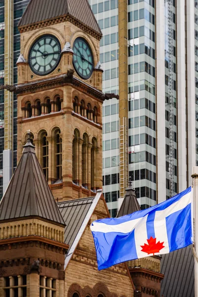 Синий Флаг Торонто Размахивающий Перед Зданием Мэрии Онтарио Канада — стоковое фото