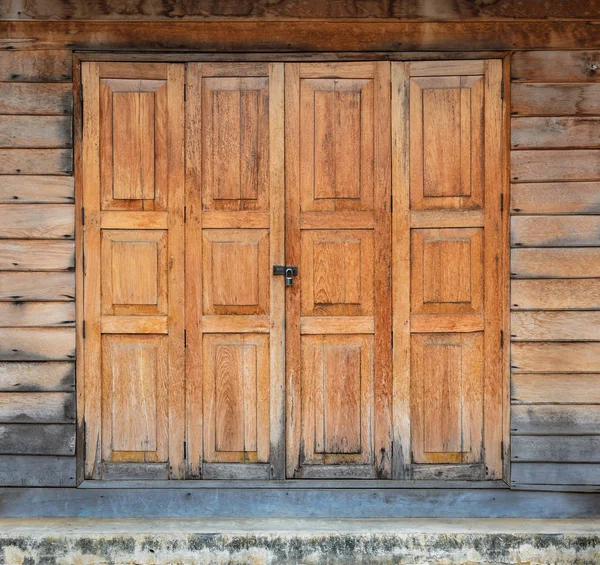 Drzwi Drewniane Zamkiem Starego Drewnianego Domu — Zdjęcie stockowe