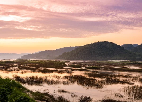 Zachód Słońca Krajobraz z suszonych rzeki Mekong w północno-wschodniej części Thail — Zdjęcie stockowe