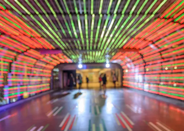 Abstracte loopbrug kleurrijke tunnel licht bokeh achtergrond wazig — Stockfoto