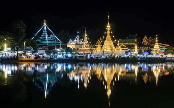 Vista noturna de templos de estilo birmanês em Mae Hong Son, Tailândia Fotografia De Stock