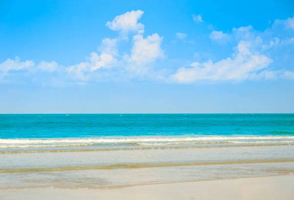 晴れた日の熱帯のビーチと海 — ストック写真