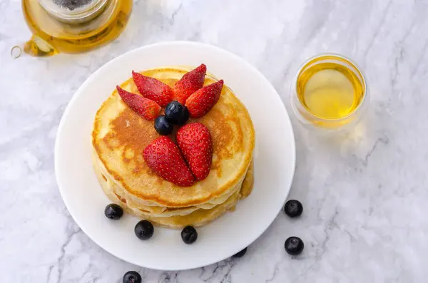 Pancakes with strawberry and blueberry on top — Stock Photo, Image