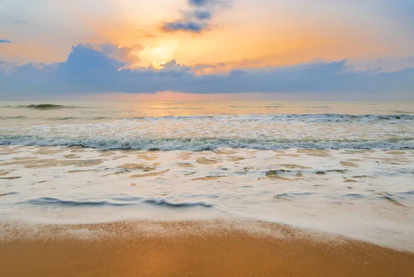 日の出の熱帯海のビーチ — ストック写真