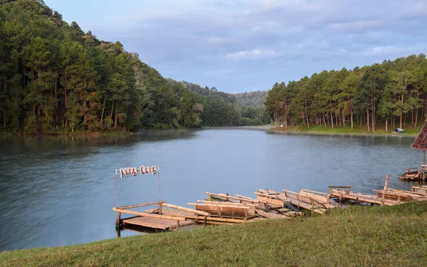 Bambusowe tratwy do zwiedzania wokół jeziora w: Pang oung Nationa — Zdjęcie stockowe