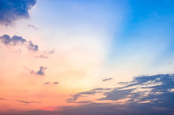 Cielo y nube de fondo al atardecer —  Fotos de Stock