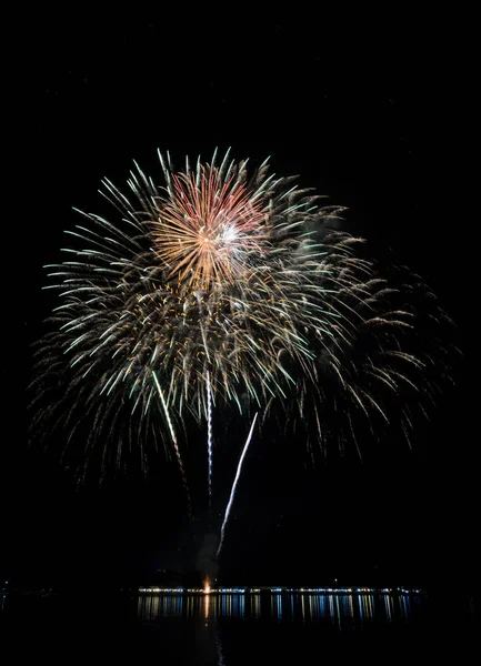 Feux d'artifice colorés avec réflexion sur le lac — Photo