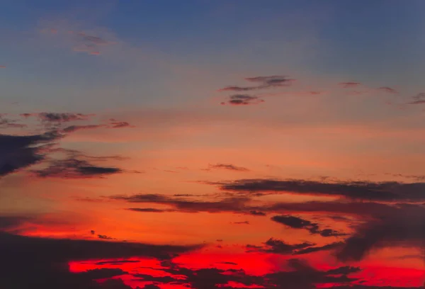 Fundo do céu do pôr-do-sol vermelho Fiery — Fotografia de Stock