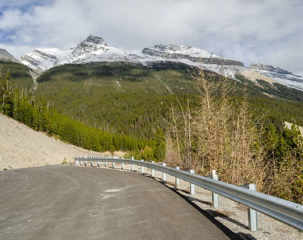 Route sinueuse traversant le parc national Jasper, Alberta, Canada — Photo