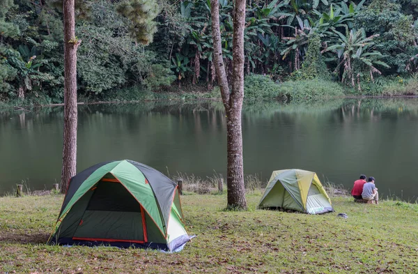 Kempingové stany poblíž jezera na Pang ladí v Mae Hong Son, Thajsko — Stock fotografie